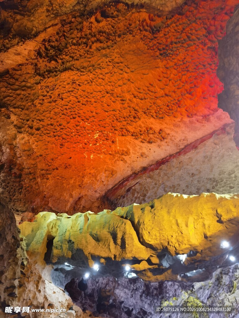绚丽多彩的地下洞穴景观