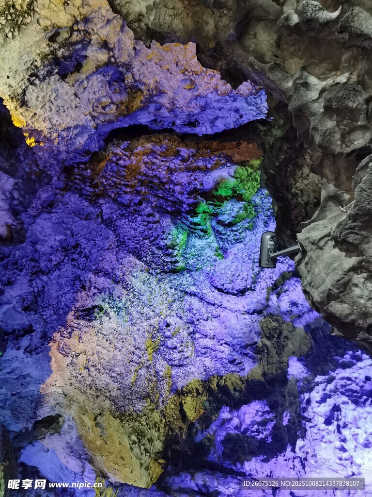 多彩矿物纹理特写
