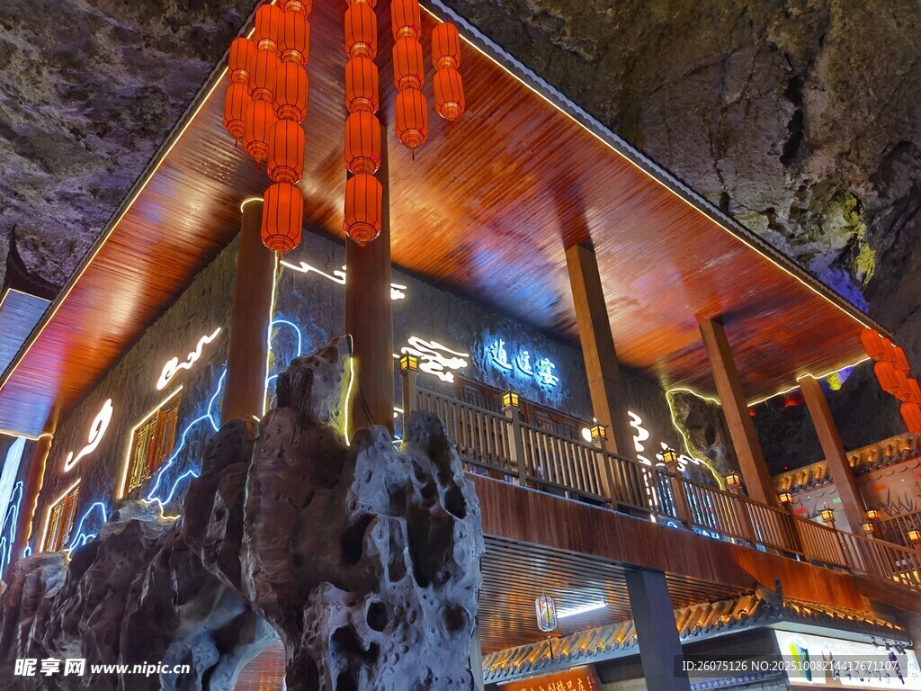 洞穴风格的特色餐厅建筑