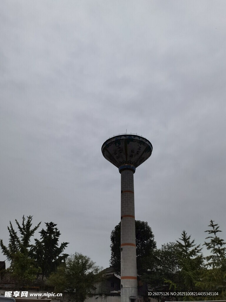 高耸圆塔立于绿植间