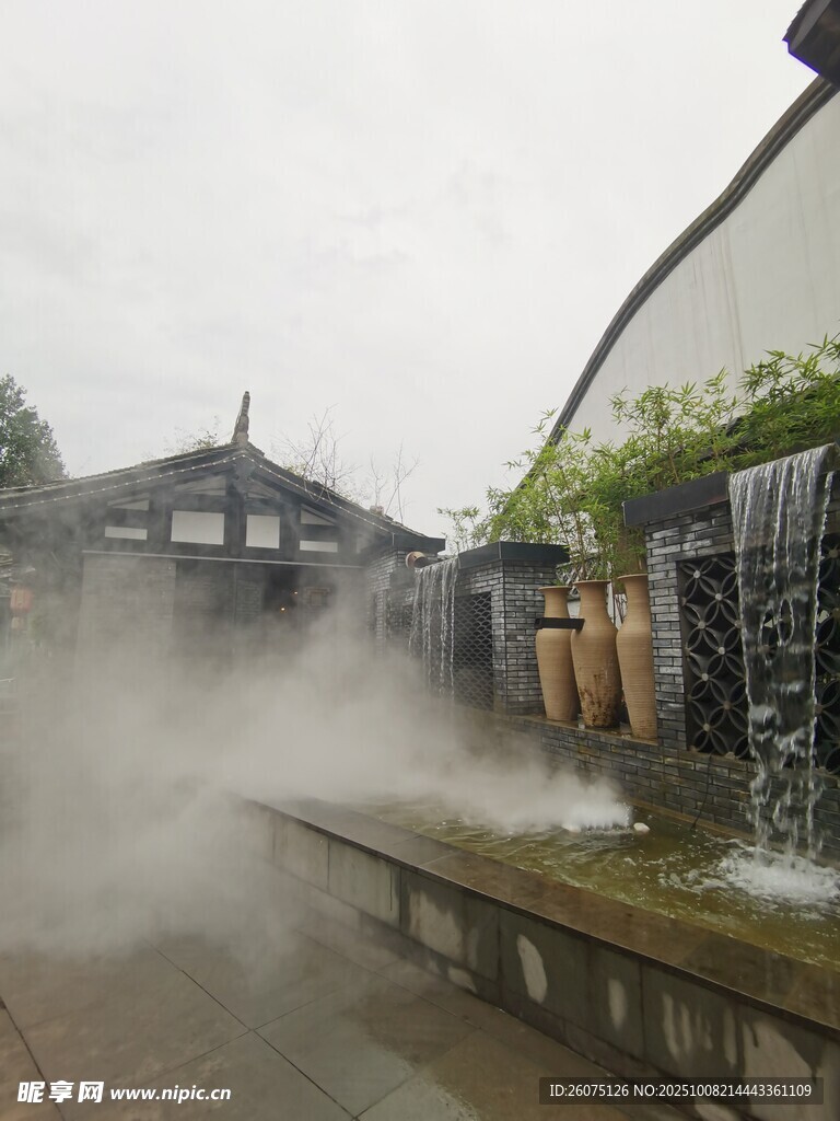 中式庭院水雾缭绕景致