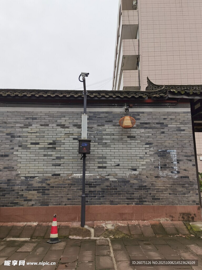 街头涂鸦墙与路灯场景