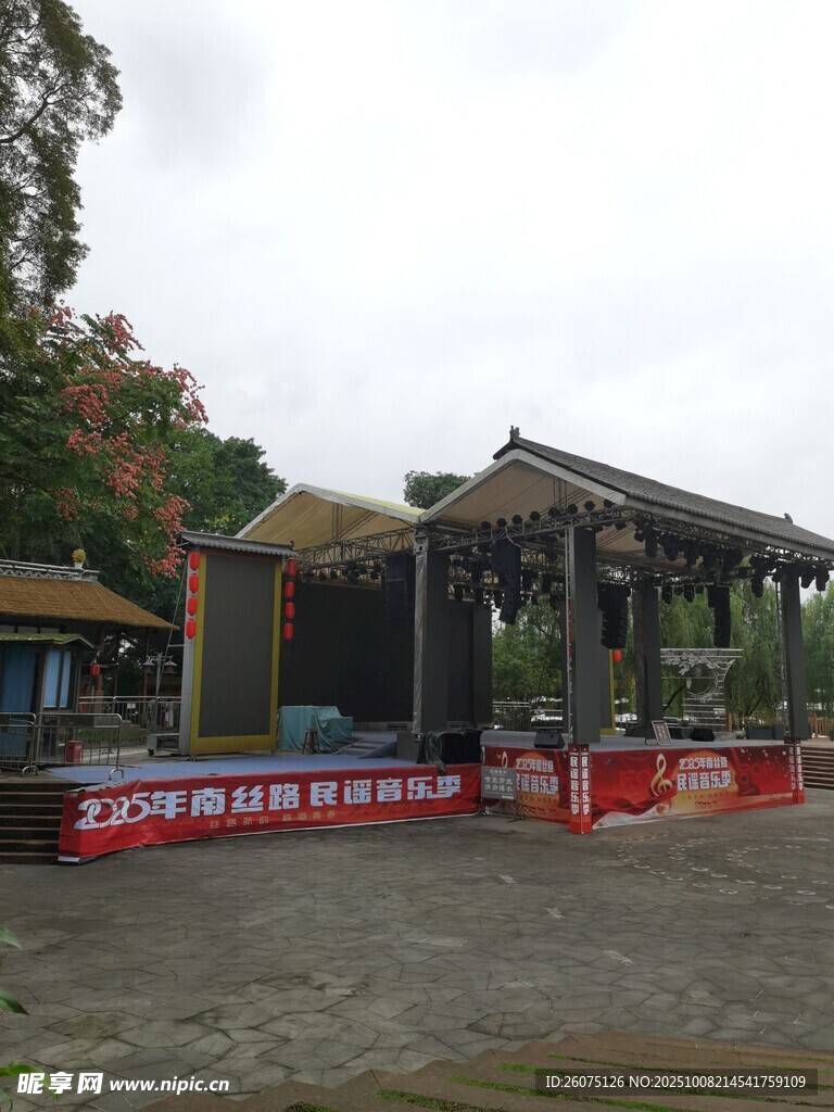 户外木质长廊活动场地