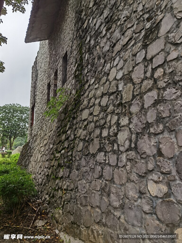 古老石墙尽显岁月痕迹