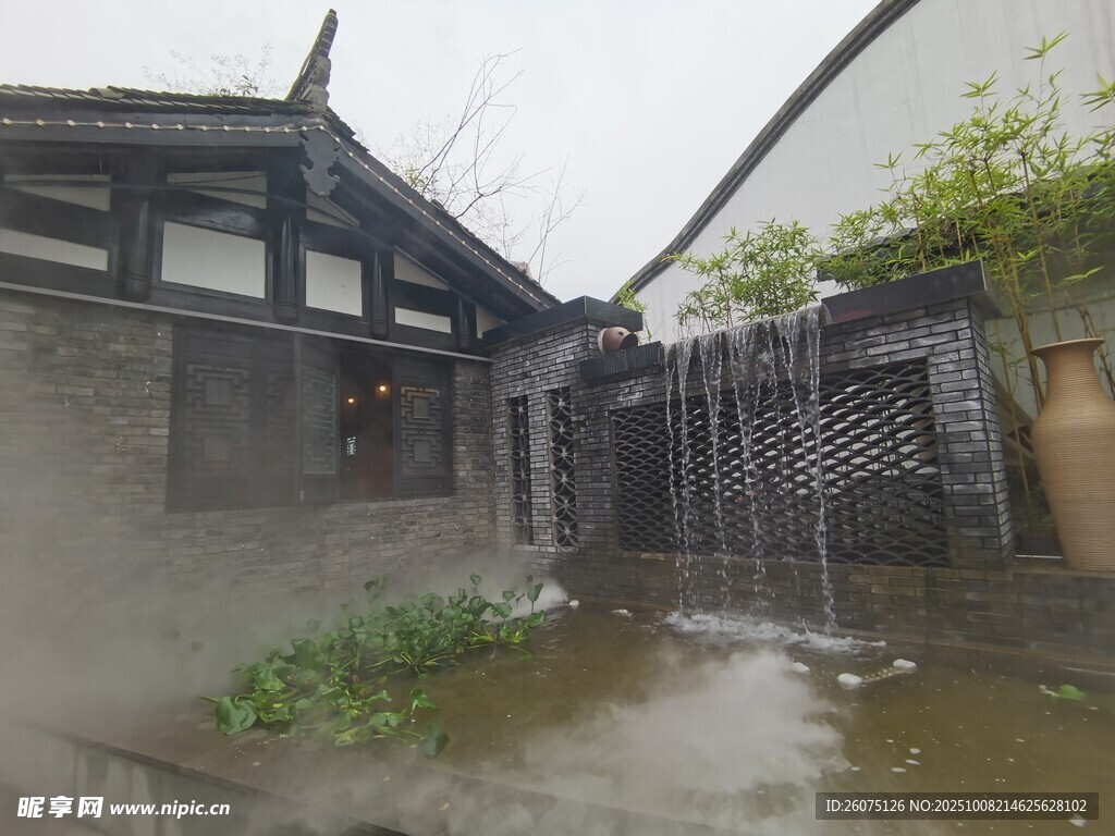 雨中古宅庭院景象