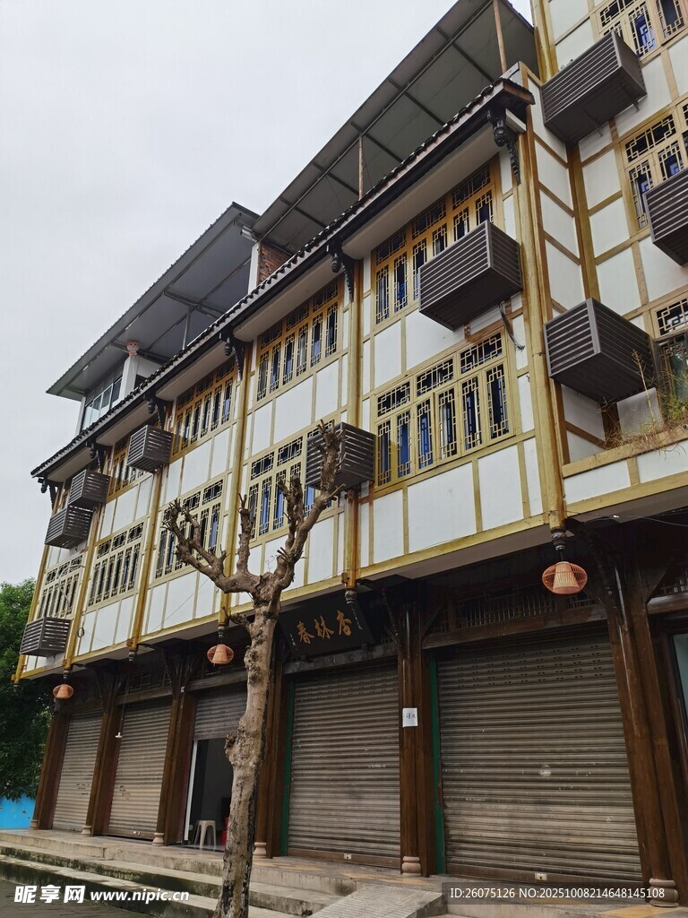 中式风格多层临街建筑