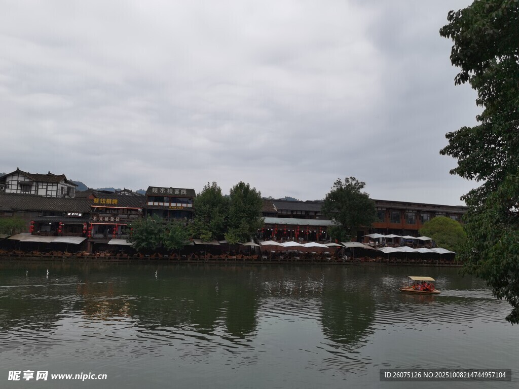 江南水乡湖畔古建筑景观