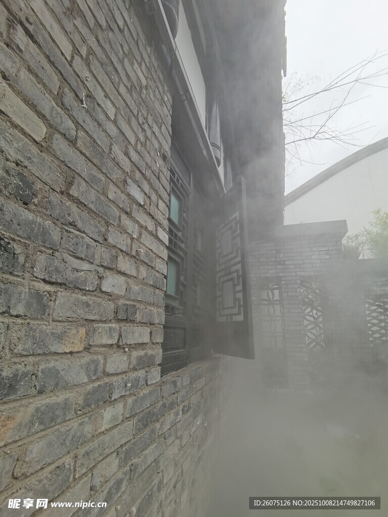 雾中砖墙建筑景象
