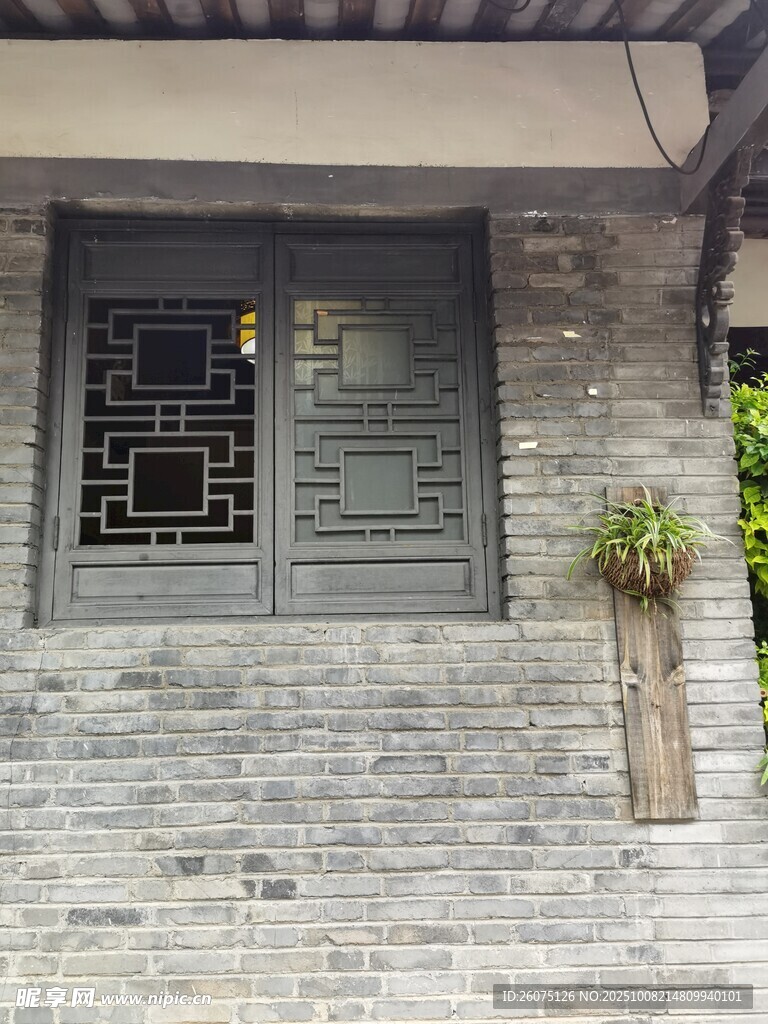 中式古宅窗户与绿植景观