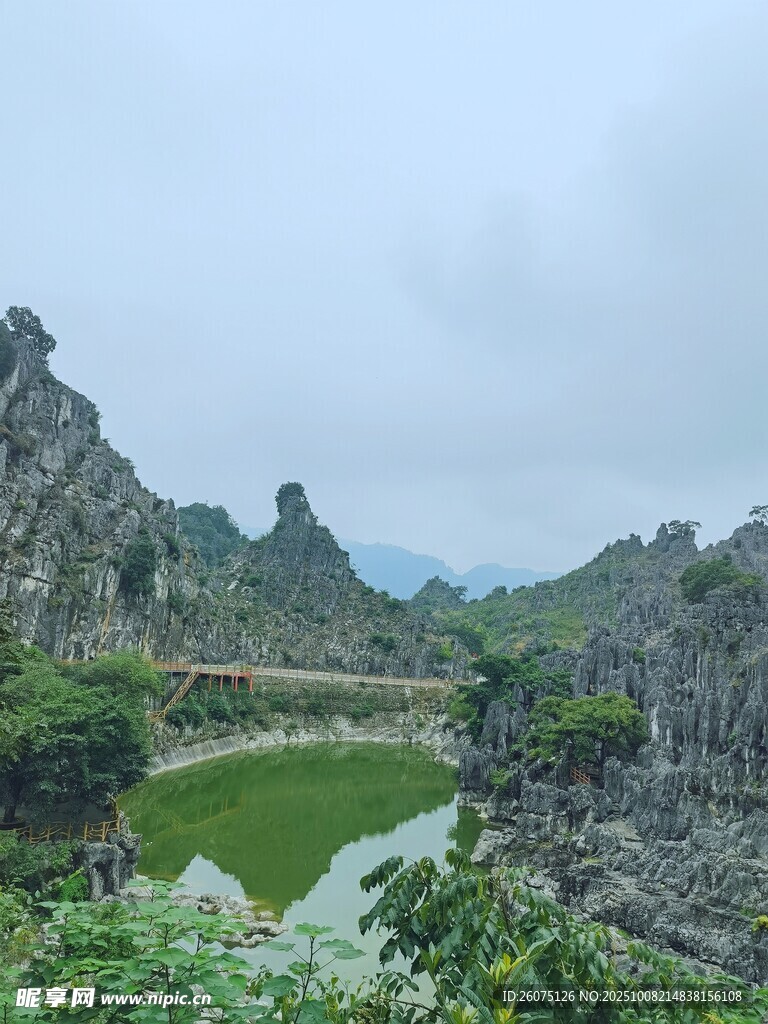 山水相依的秀丽自然景观