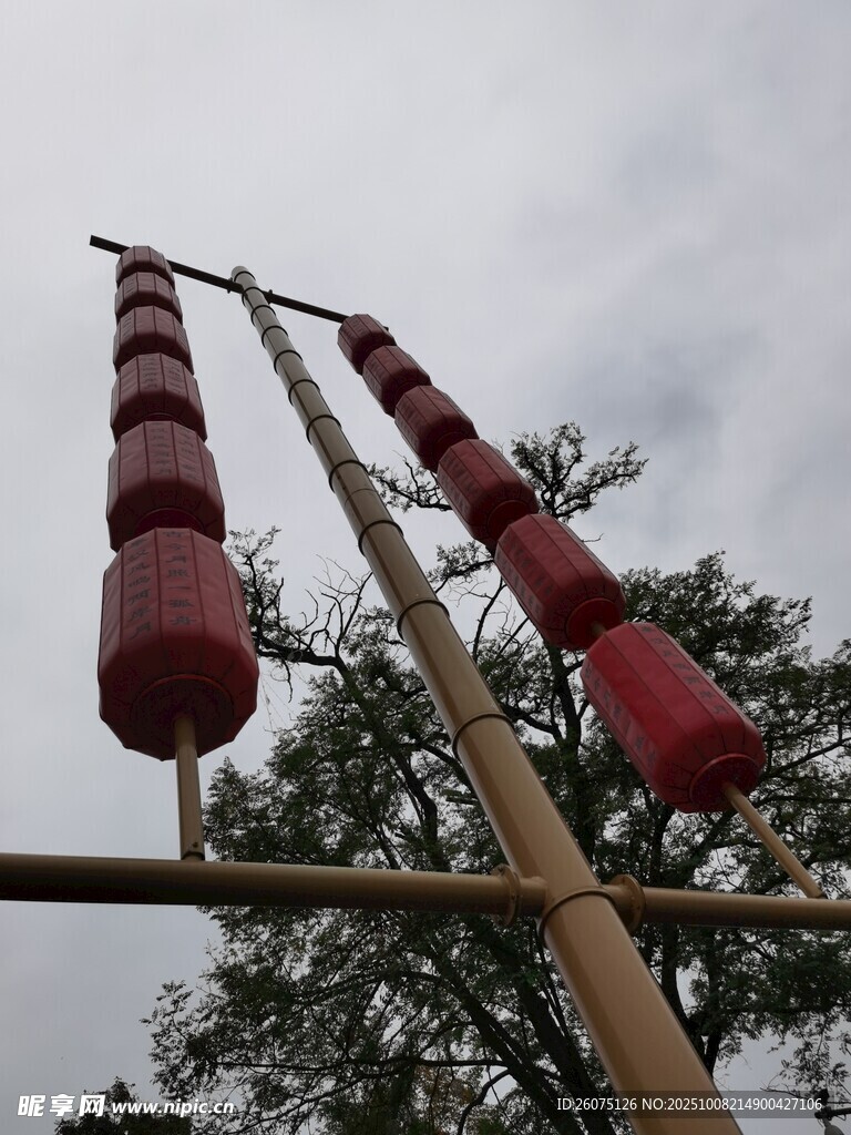 红色塔状装置于户外场景