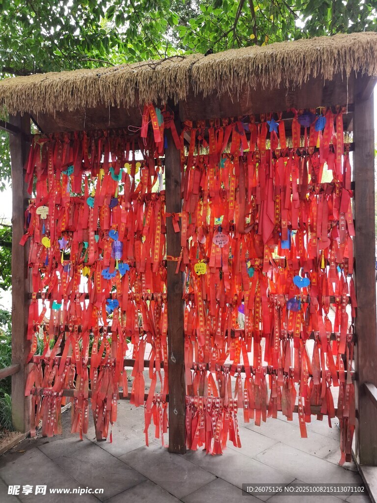 红色祈福牌挂满祈福架