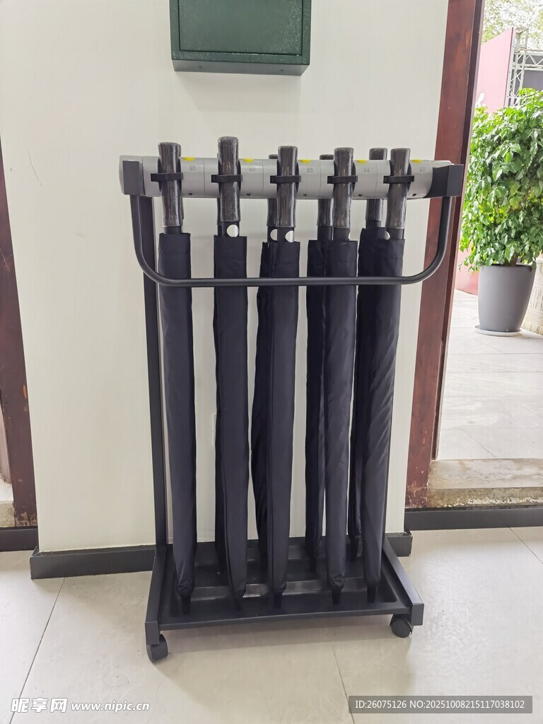 黑色雨伞架带滚轮设计