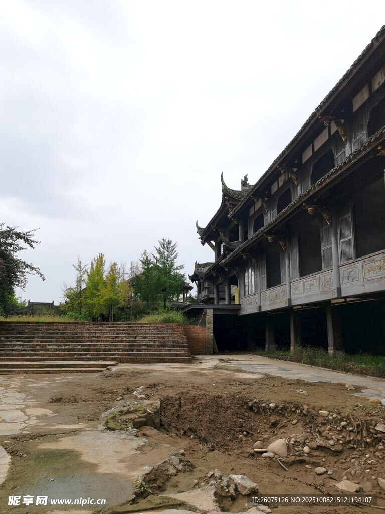 古老建筑旁的泥泞施工场景