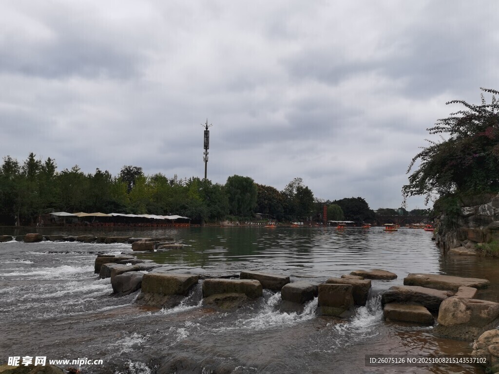 河畔流水与远处高塔景观