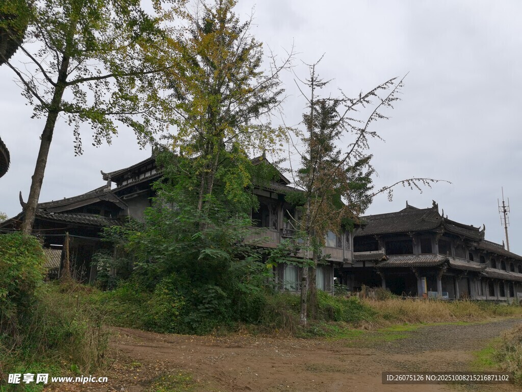 荒废古建尽显岁月沧桑