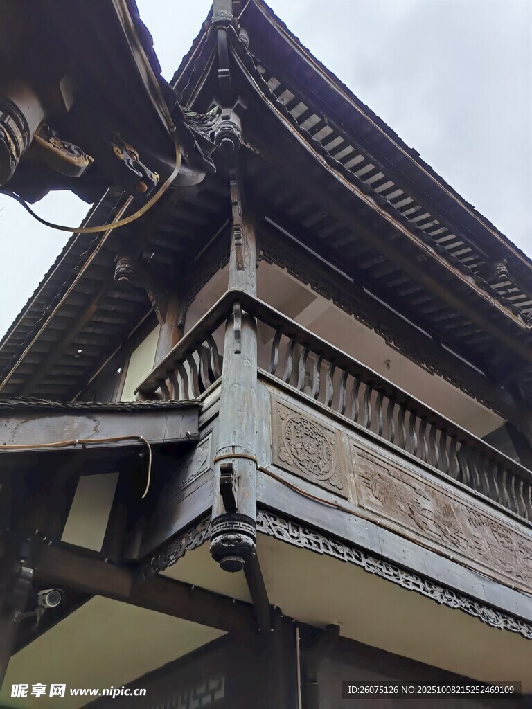 中式古建筑屋檐一角
