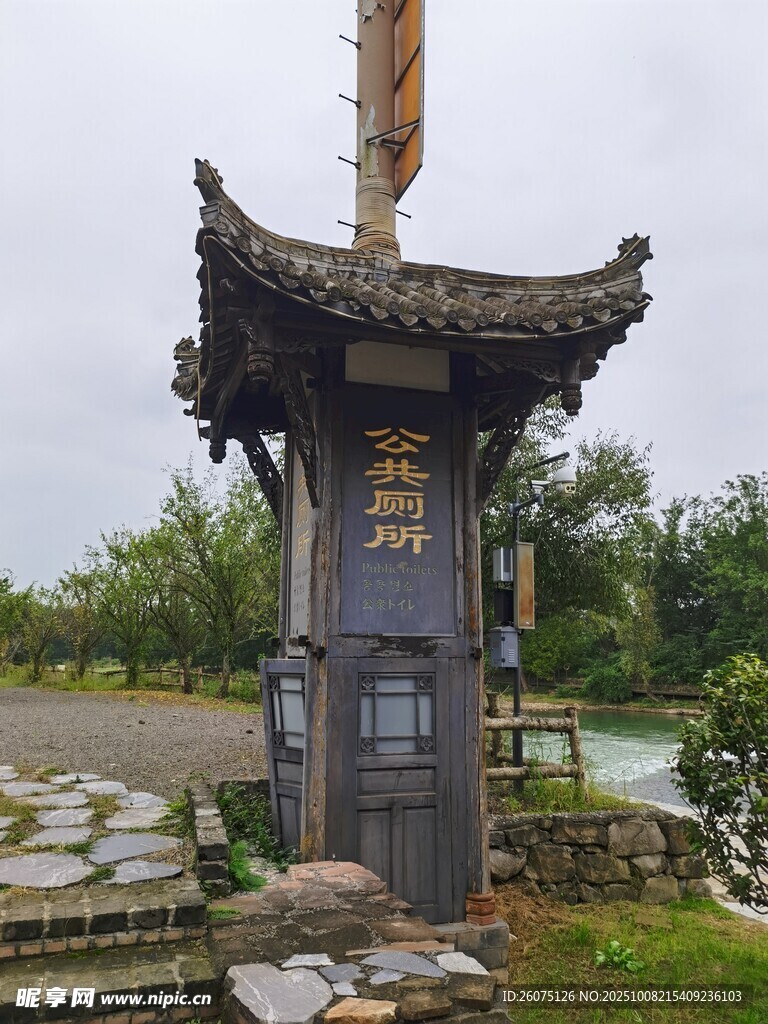 中式古亭立于水边