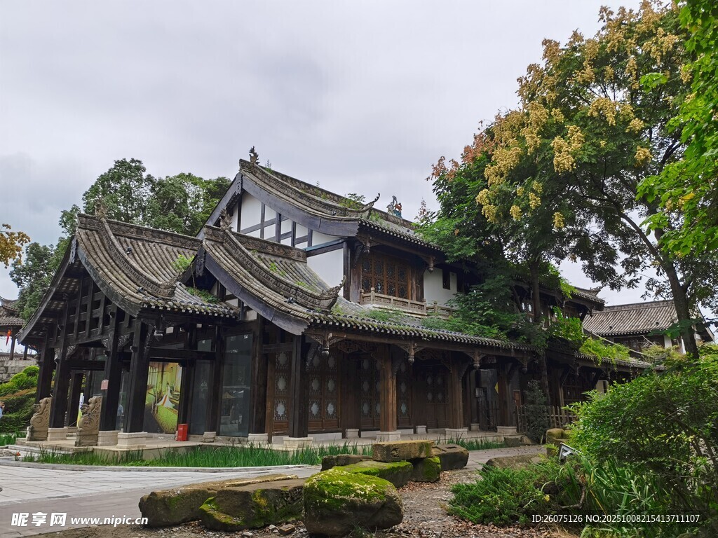 中式古典建筑绿树环绕