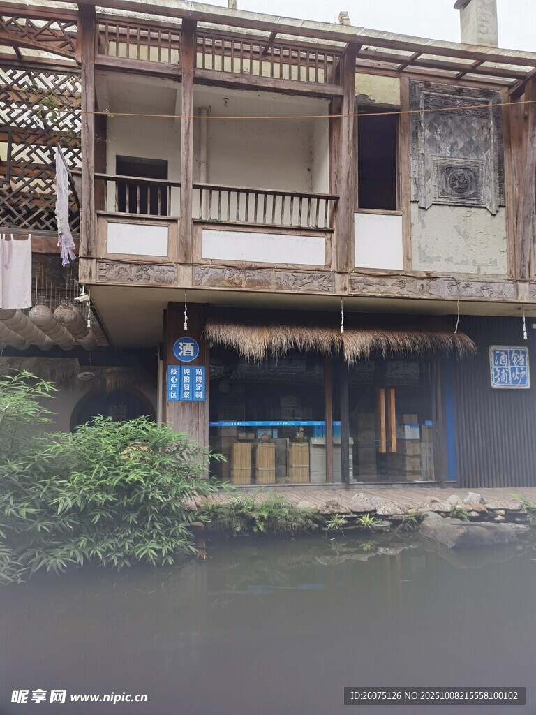 河边老旧两层建筑景观