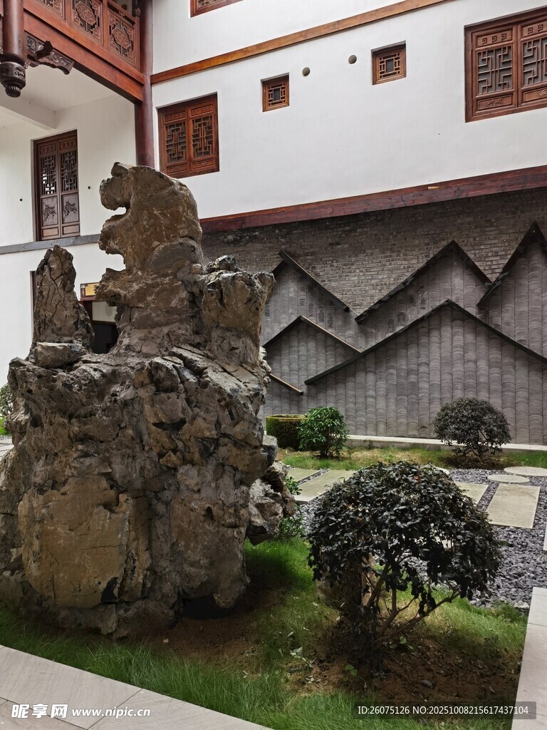 中式庭院假山绿植景致