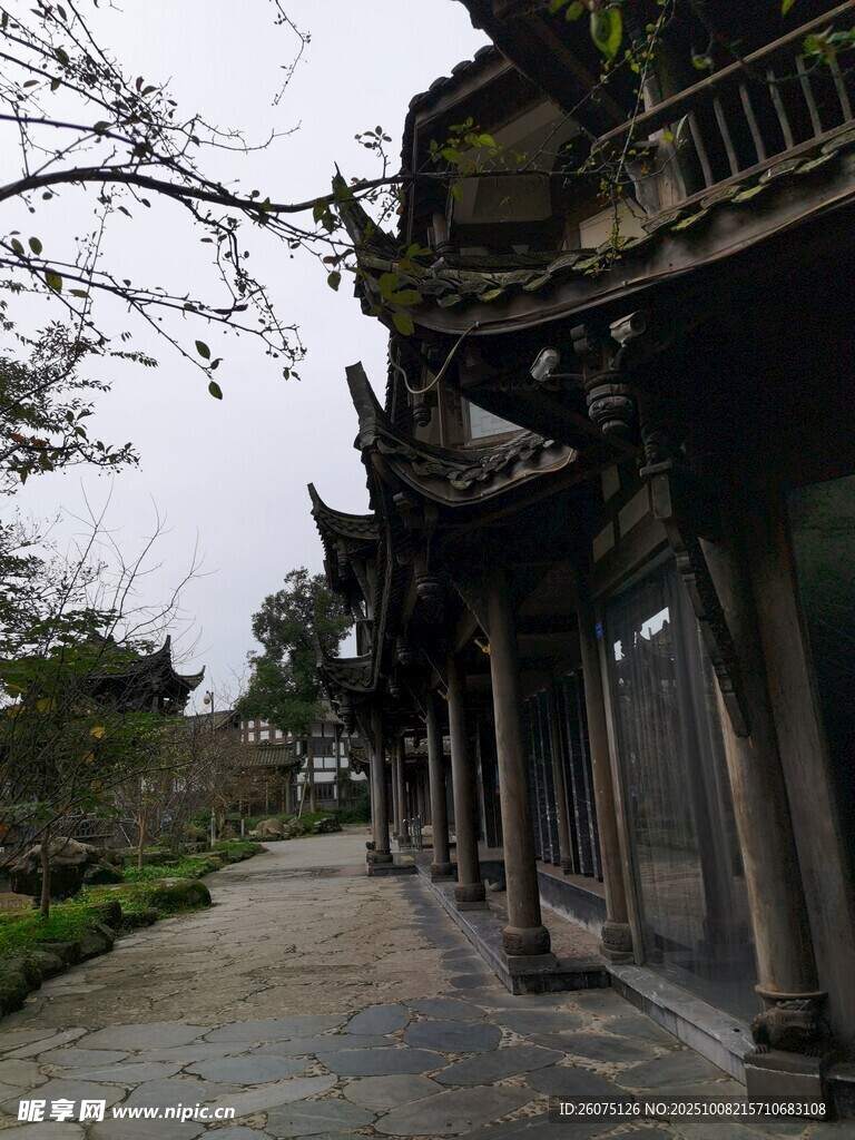 古雅中式建筑的悠长廊道