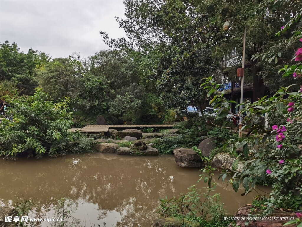 中式园林池塘石桥景观