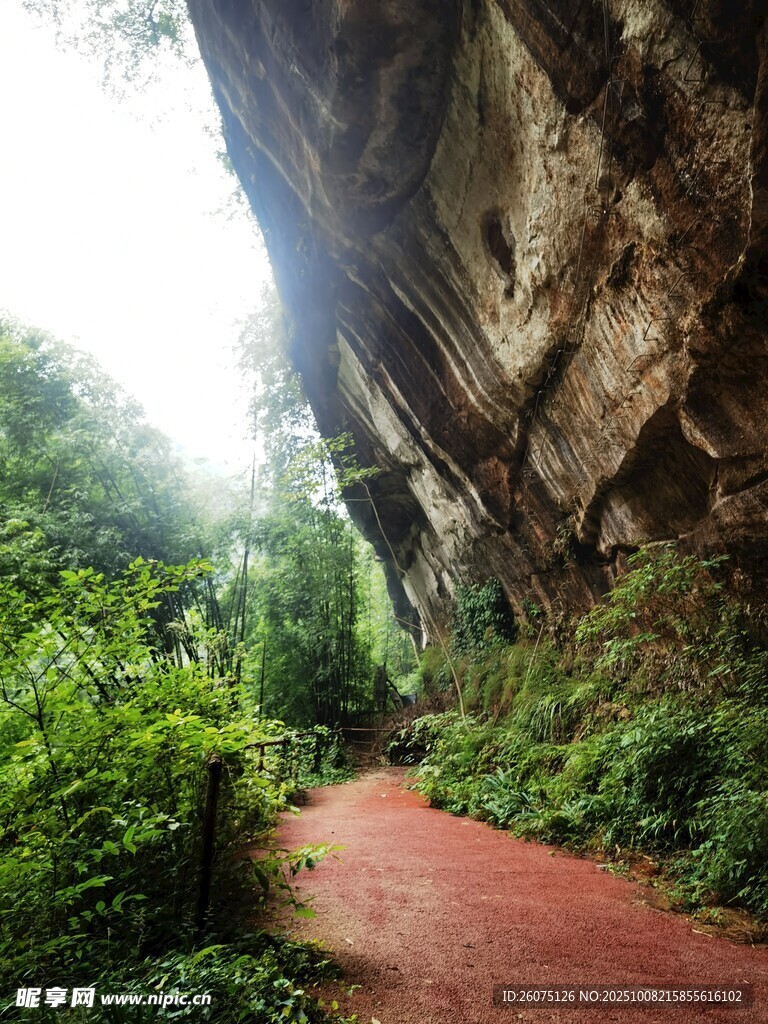 山间红径伴绿植峭壁