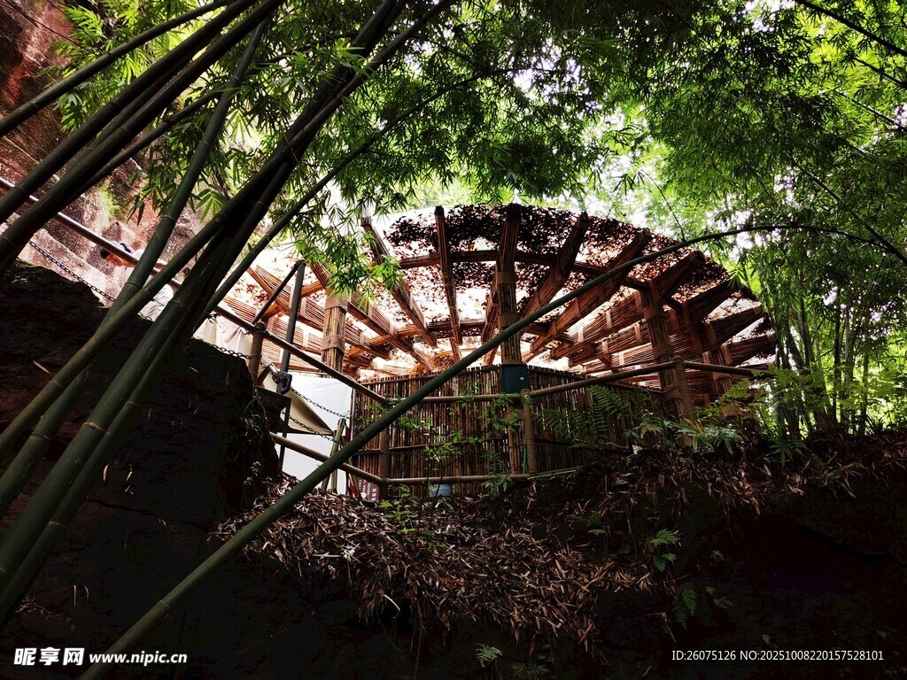 林中木质拱形景观建筑