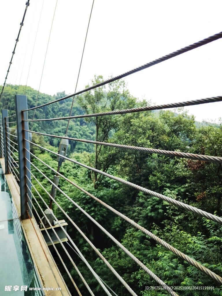山间吊桥风光