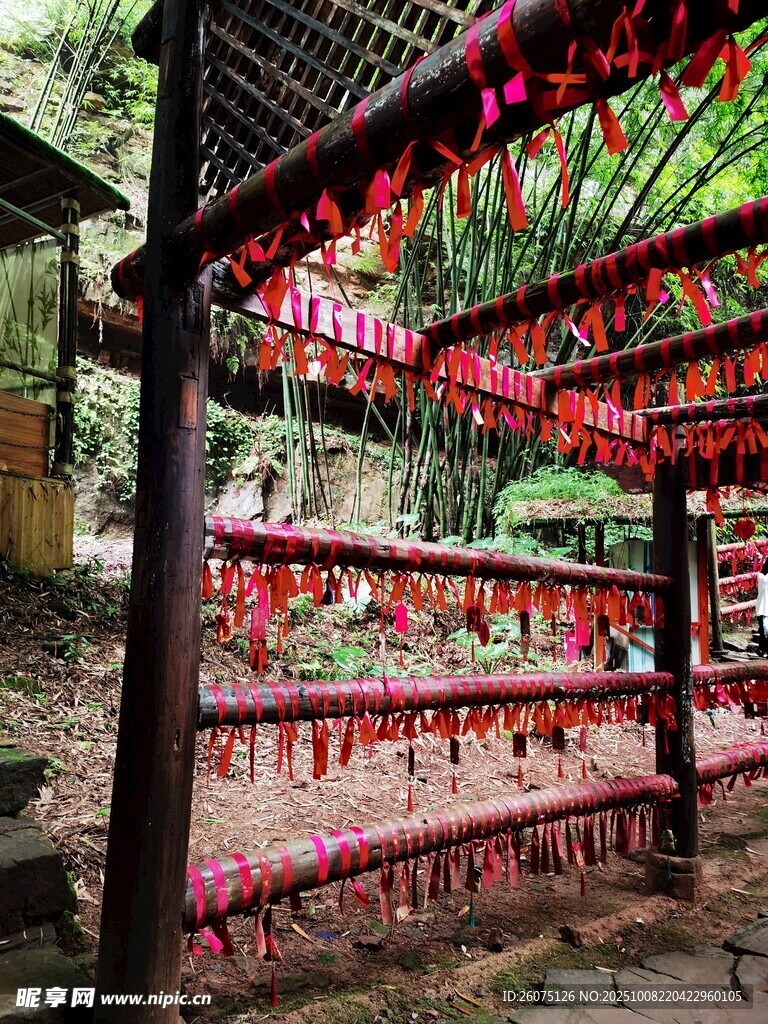 祈福牌挂满的林间祈福架