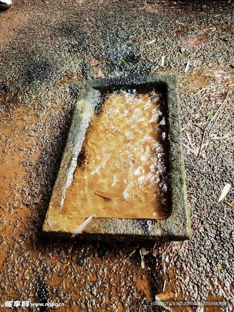 方形槽具中的一汪清水