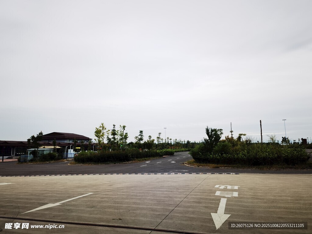 空旷停车场与方向指示箭头