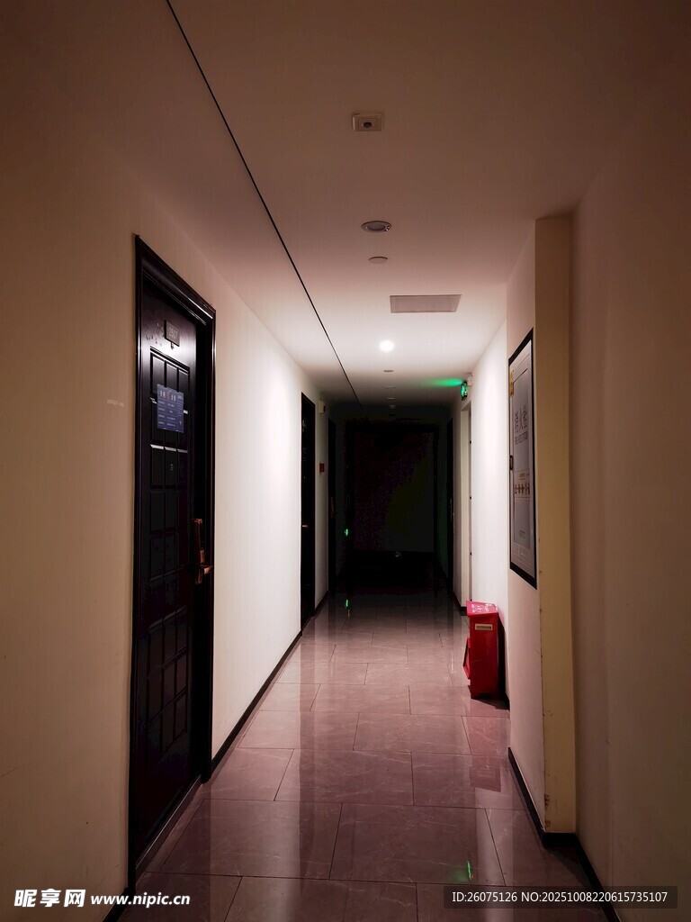 昏暗静谧的酒店走廊