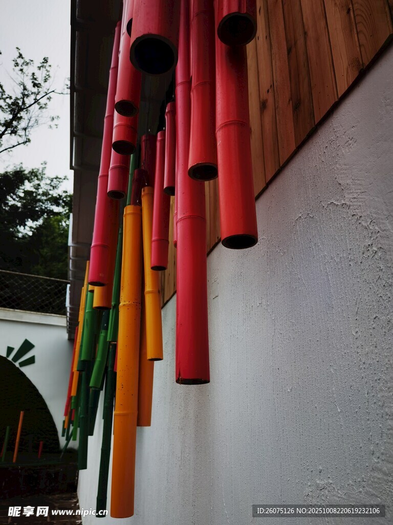 彩色竹制风铃悬挂于墙