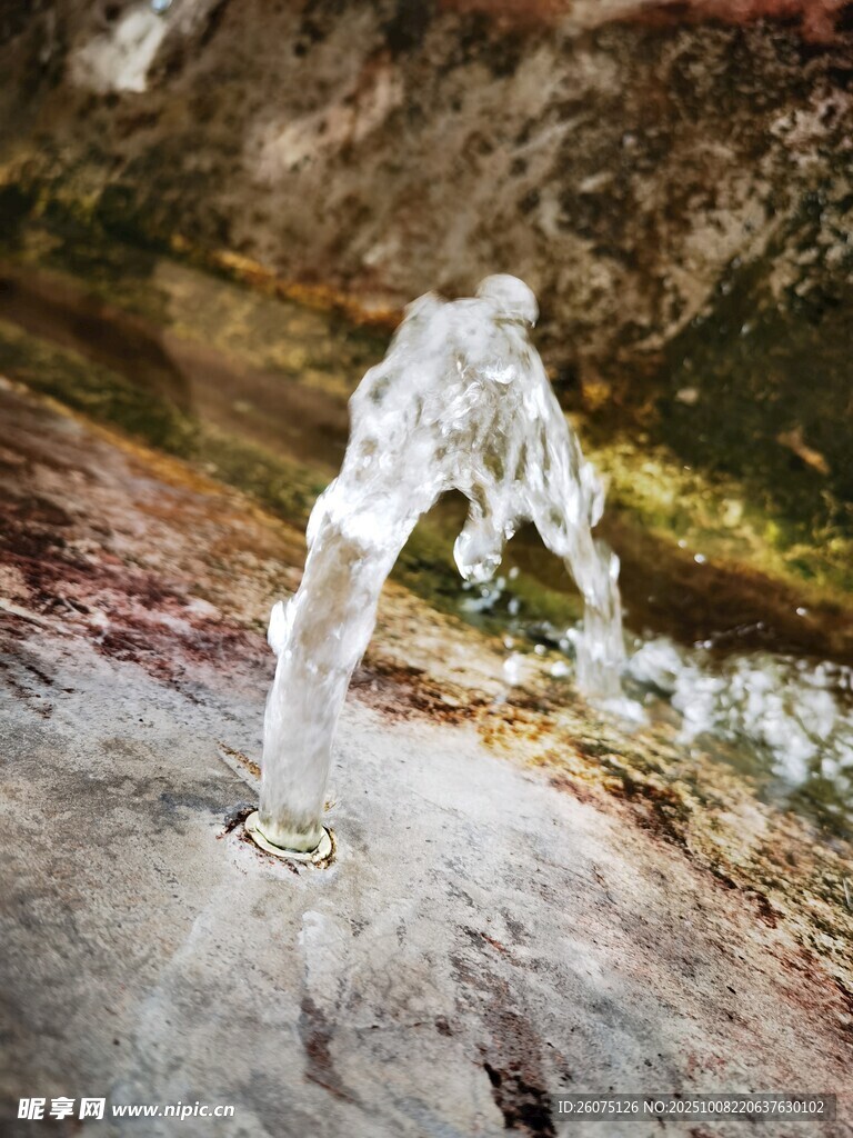 山间清泉潺潺流淌