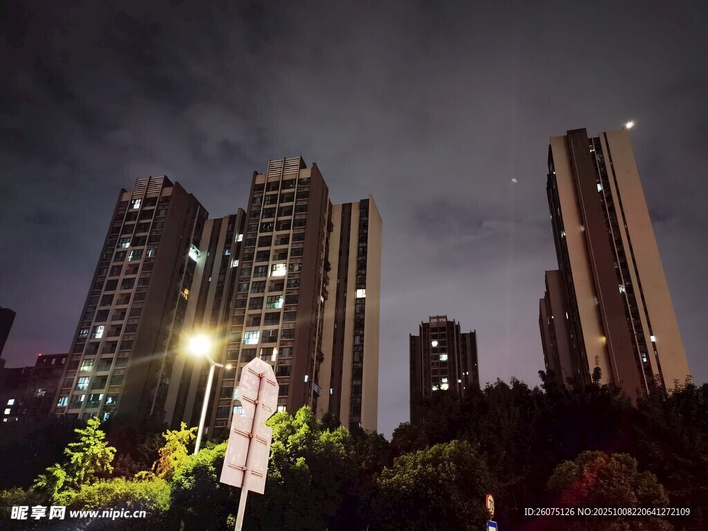 夜幕下的城市高楼景观