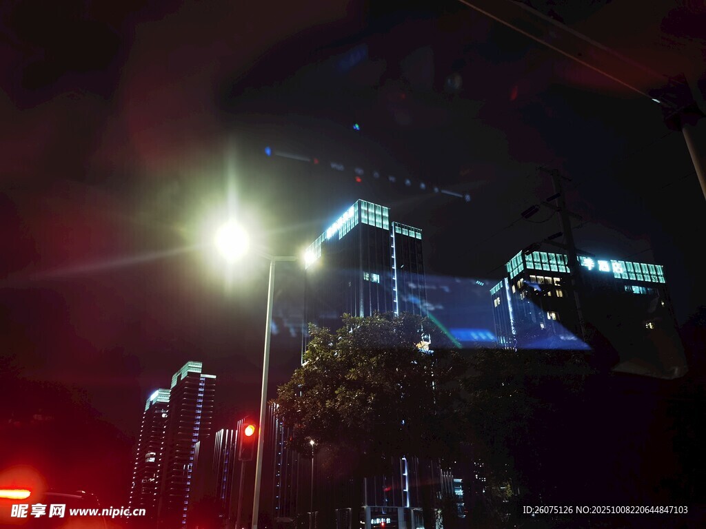夜晚城市灯光璀璨景象