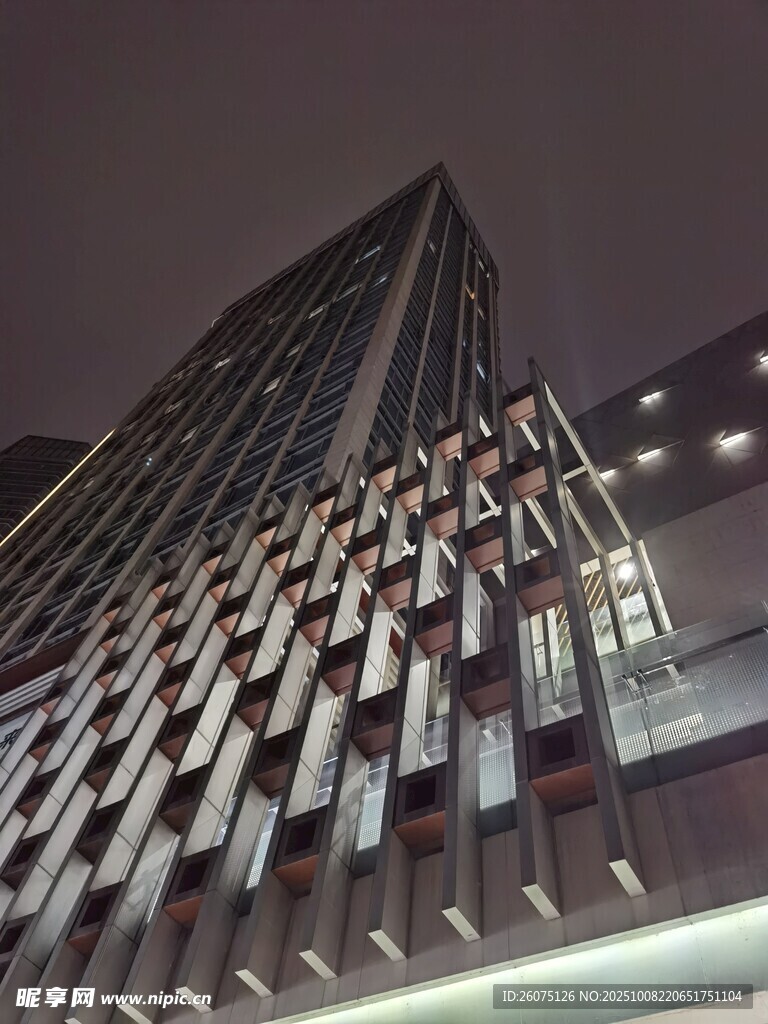 夜晚城市中独特外观的高楼