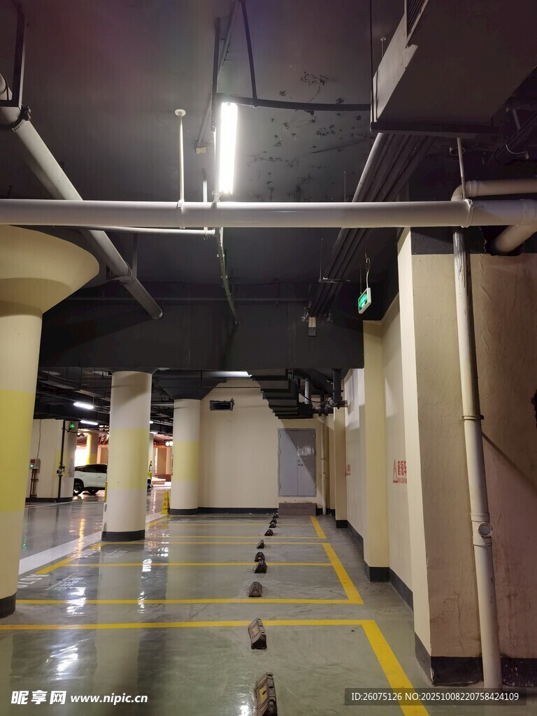 空旷地下停车场内部场景