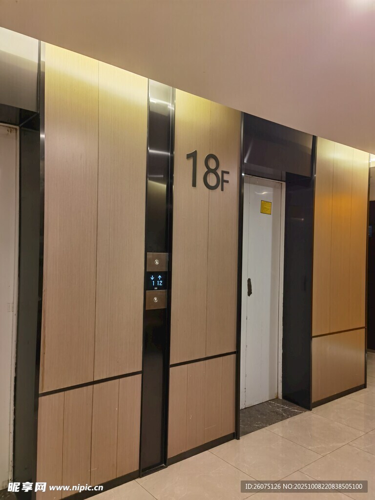 现代风格的18层电梯厅