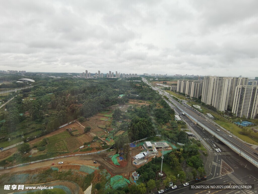 城市道路旁的开阔景观