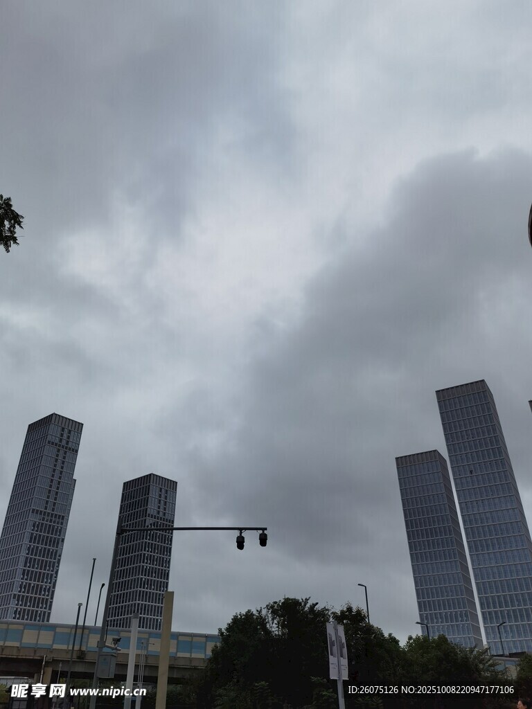 阴天城市高楼景象