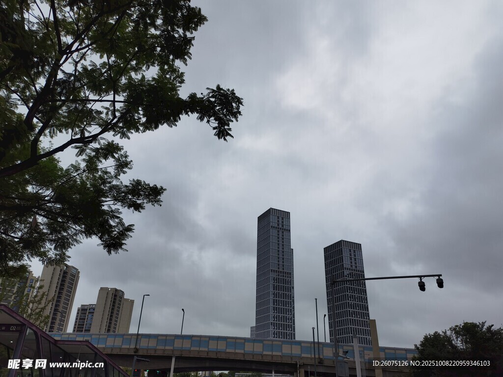 城市高楼与阴沉天空景象