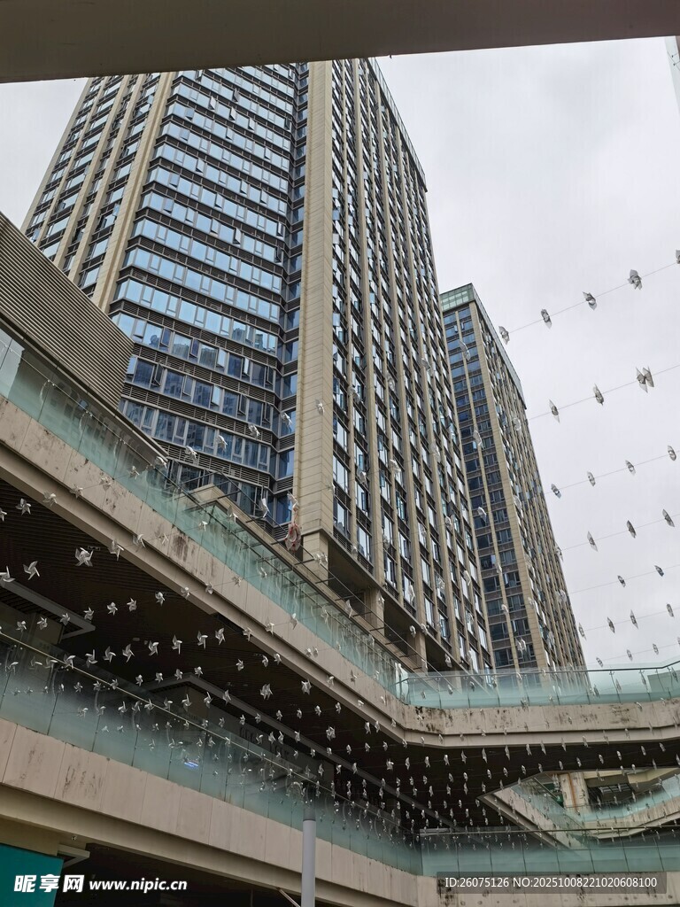 现代都市高楼与空中装饰