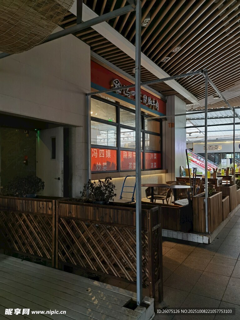现代餐厅室内宽敞用餐区