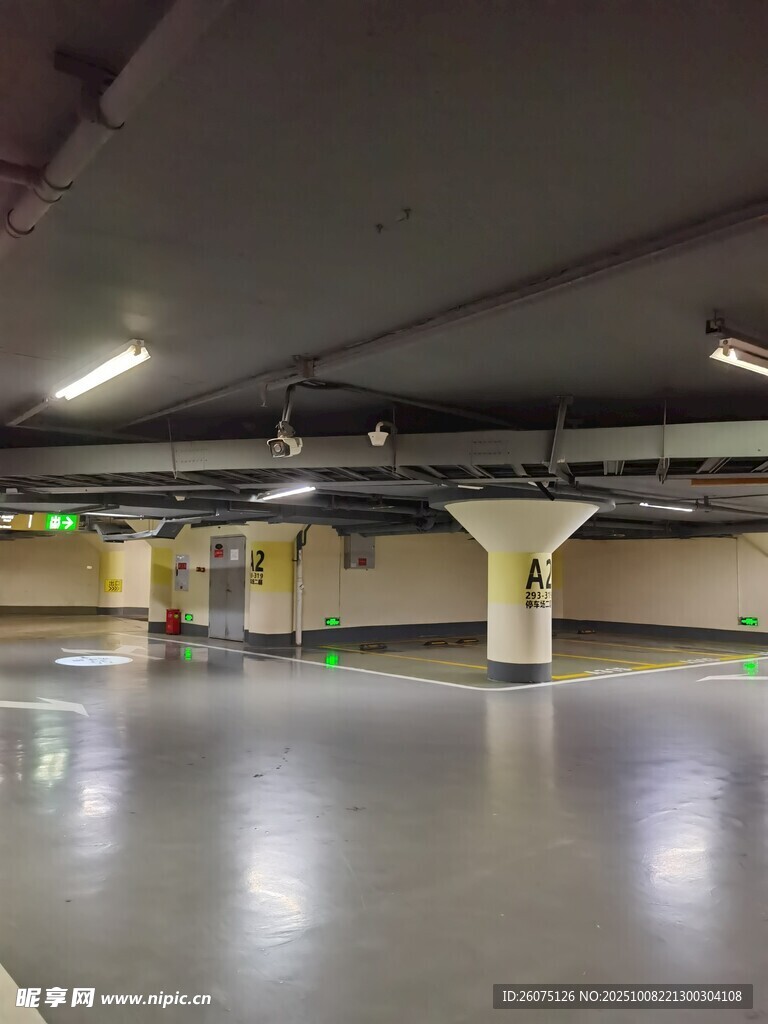 空旷地下停车场内部场景