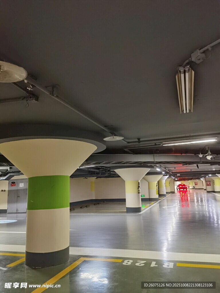 地下停车场内部场景