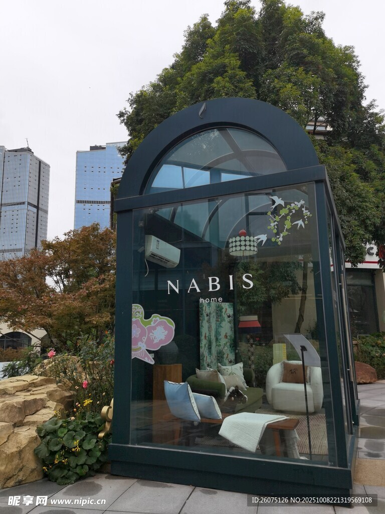 户外玻璃橱窗展示NARS产品