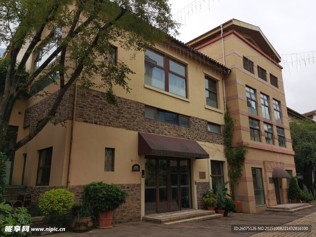 两层欧式风格商业建筑